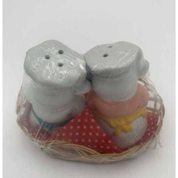 COW SALT PEPPER SET NOS WICKER BASKET MAN WOMAN FIGURAL APRON SPATULA SHAKER. - Picture 3 of 5